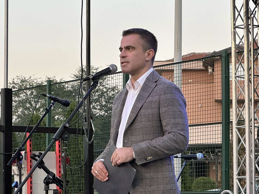 БЕОГРАД, 11. СЕПТЕМБРА /СРНА/ - Министар без портфеља у Влади Србије задужен за односе са дијаспором Ђорђе Милићевић вечерас је у Великом Градишту отворио културно-образовни љетњи камп у којем бораве млади из Републике Српске, Црне Горе, Румуније, Аустрије и Италије.