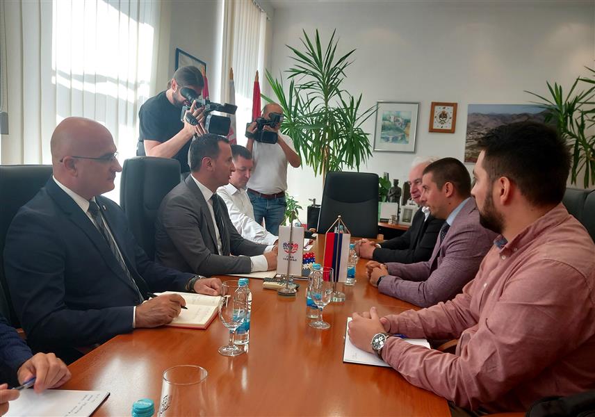 ТРЕБИЊЕ, 11. СЕПТЕМБРА /СРНА/ - Министар трговине и туризма Републике Српске Денис Шулић током састанка са градоначелником Требиња Мирком Ћурићем.