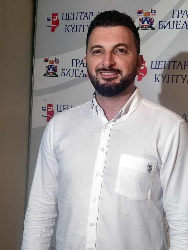 БИЈЕЉИНА, 11. СЕПTЕМБРА /СРНА/ - Документарни филм "Пут Срба са Неретве" Стевана Салатића премијерно је вечерас приказан бијељинској публици, а говори о судбини 35.000 Срба који су због рата били принуђену да у јуну 1992. године напусте огњишта у Мостару, Чапљини, Коњицу и Јабланици и живот наставе широм свијета.