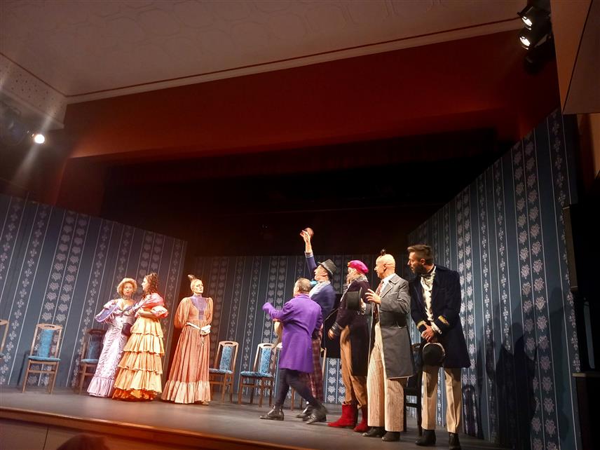 TРЕБИЊЕ, 11. СЕПТЕМБРА /СРНА/ - Глумачки ансамбл Народног позоришта у Приштини са привременим сједиштем у Грачаници вечерас се први пут представио требињској публици представом "Женидба" Николаја Гогоља, комедијом којом су приказане друштвене аномалије, жеља за статусом и робовање нормама грађанског друштва.