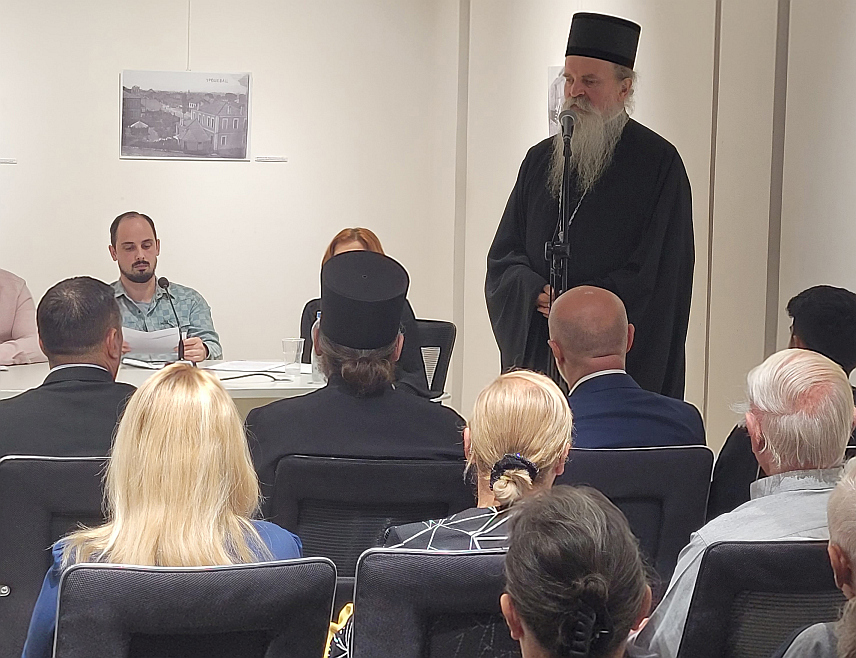 ГРАЧАНИЦА, 11. СЕПTЕМБРА /СРНА/ - Његово преосвештенство епископ рашко-призренски Tеодосије вечерас је у Грачаници отворио изложбу фотографија и разгледница "Урошевац храм и град" и указао на значај да у светињама на Косову и Метохији буде живота.