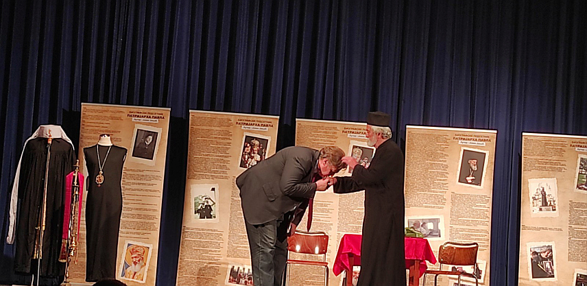 ДРВАР, 11.СЕПТЕМБРА /СРНА/ - У сали Радничког дома у Дрвару одиграна је представа "Патријарх Павле-бити човјек међу људима и нељудима.