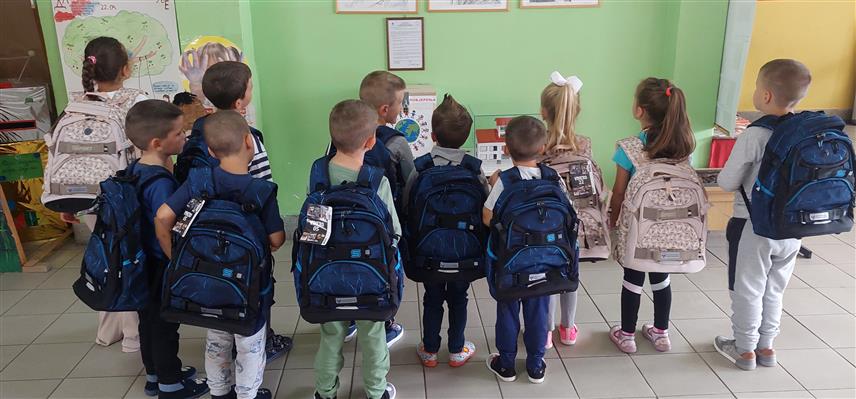 СРЕБРЕНИЦА, 11. СЕПТЕМБРА /СРНА/ - Бесплатне уџбенике добило је 190 ученика, односно око половина ђака "Прве основне школе" у Сребреници почетком нове школске године.