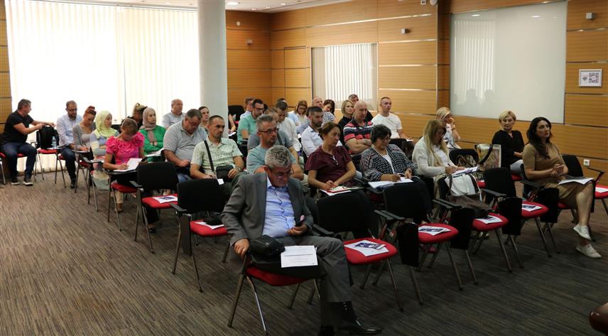 САРАЈЕВО, 12. СЕПТЕМБРА /СРНА/ - У оквиру пројекта  "Системи за електронску размјену података " у Сарајеву је одржана прва обука ветеринарских инспектора и компанија. 