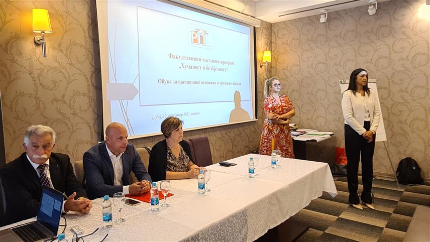 ДОБОЈ, 12. СЕПТЕМБРА /СРНА/ - Министар просвјете и културе Жељка Стојичић присуствује првој обуци за наставнике 20 основних и 20 средњих школа у којима ће се од нове школске 2023/2024. године примијењивати факултативни предмет "Хуманост и безбједност".	

