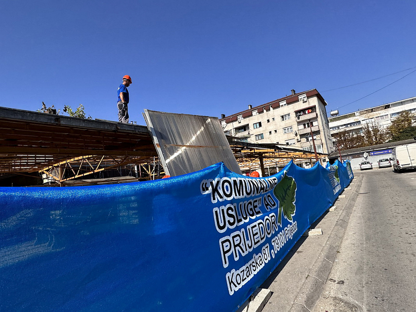 ПРИЈЕДОР, 12. СЕПТЕМБРА /СРНА/ - Предузеће "Комуналне услуге" Приједор почело је радове на постављању надстрешнице на Градској тржници.