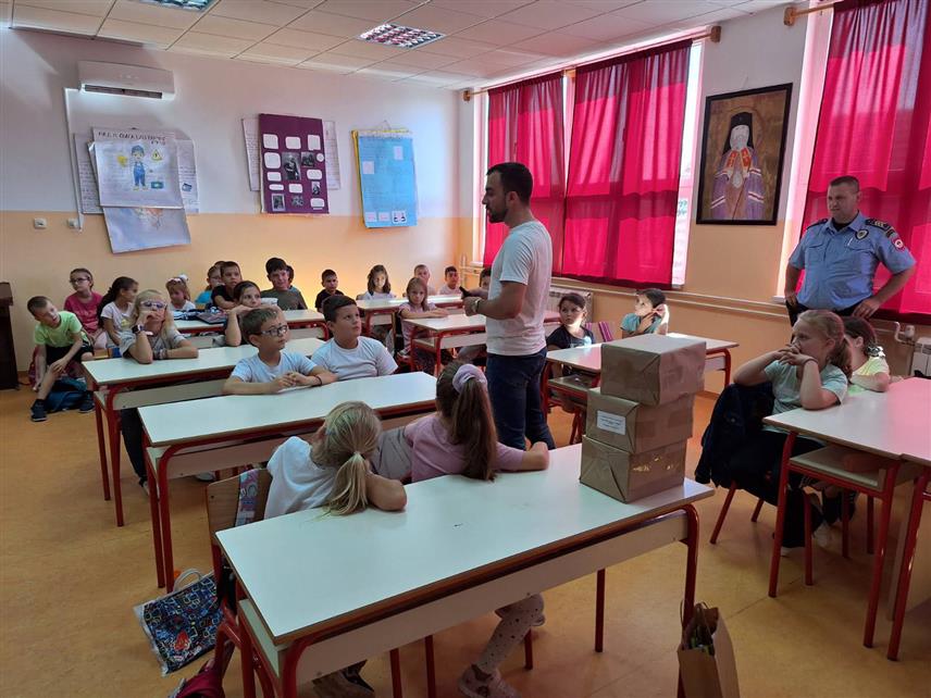 ШАМАЦ 12. СЕПТЕМБАР /СРНА/ - Предавање о основним саобраћајним правилима за основце почетних разреда.