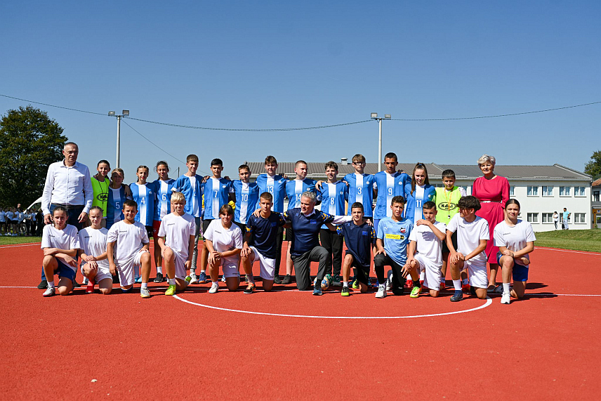 САРАЈЕВО, 11. СЕПТЕМБРА /СРНА/ - Шеф Делегације ЕУ у БиХ Јохан Сатлер отворио је данас у Теслићу два новоизграђена спортска терена и дјечије игралиште у оквиру Основне школе "Иво Андрић".  