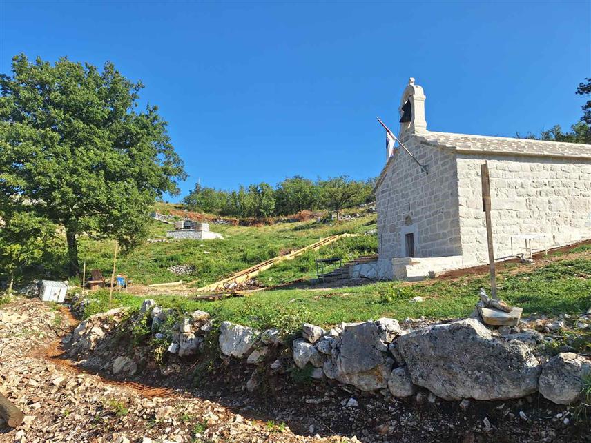 БИЛЕЋА, 12. СЕПTЕМБРА /СРНА/ - Код обновљене Цркве Светог архангела Михаила у Tрновом Долу код Билеће почели су припремни радови и рашчишћавање терена за изградњу будућег конака. 