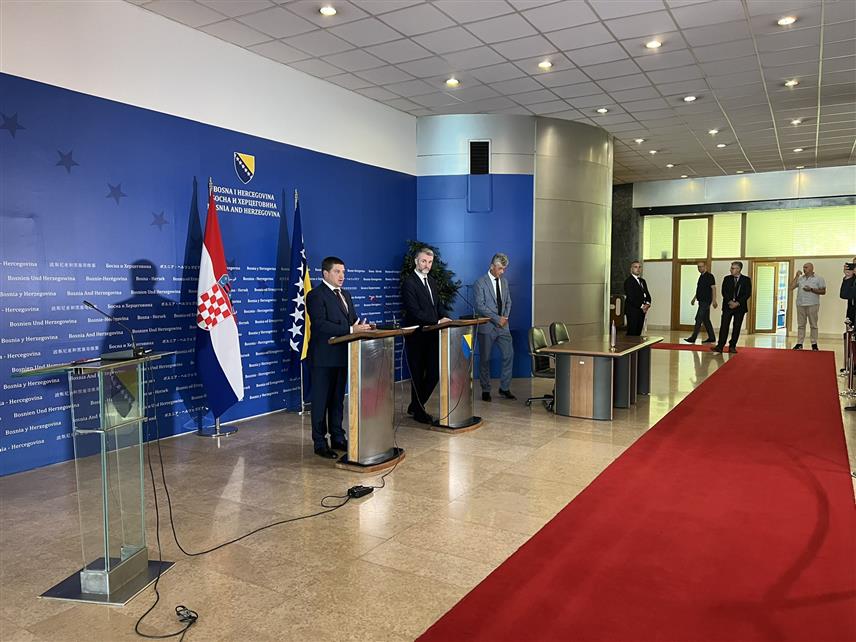  САРАЈЕВО, 12. СЕПТЕМБРА /СРНА/ - Министар транспорта и комуникација у Савјету министара БиХ Един Форто и министар мора, транспорта и инфраструктуре Хрватске Олег Бутковић. 