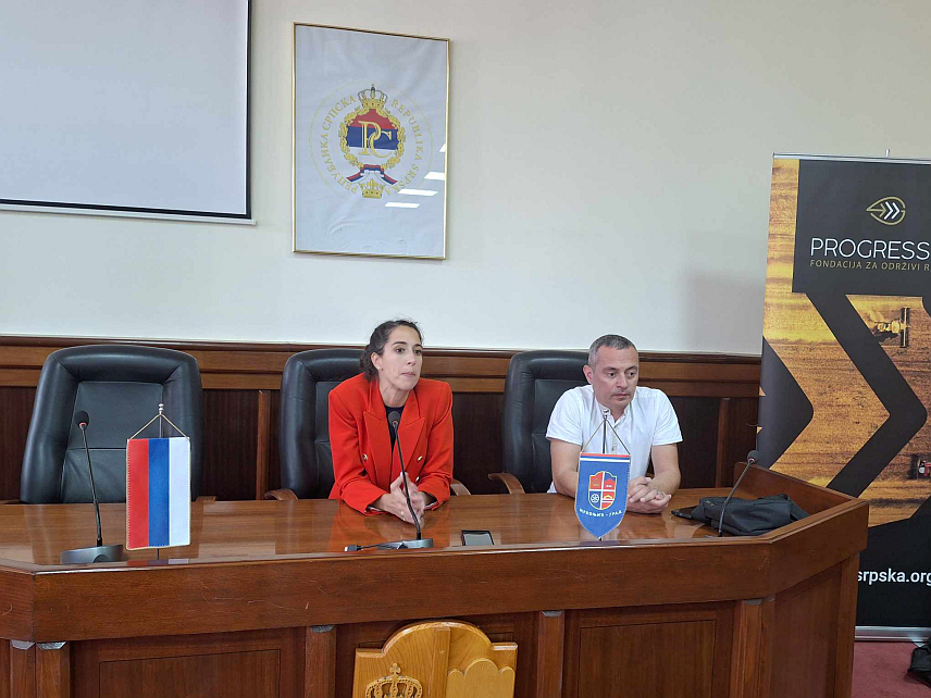 МРКОЊИЋ ГРАД, 12. СЕПТЕМБРА /СРНА/ - Представници Фондације за одрживи развој "Прогресус" промовисали су у Мркоњић Граду нови јавни позив за додјелу бесповратних средстава за набавку механизације. 