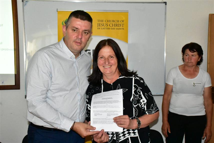 МРКОЊИЋ ГРАД, 12. СЕПТЕМБРА /СРНА/ - Начелник општине Мркоњић Град Драган Вођевић потписао је данас са 20 пољопривредних произвођачи са подручја ове општине уговоре о додјели пластеника.