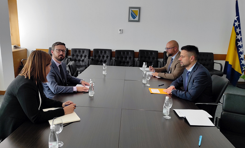 САРАЈЕВО, 12. СЕПТЕМБРА /СРНА/ - Министар финансија и трезора у Савјету министара Срђан Амиџић и резидентни представник Међународног монетарног фонда /ММФ/ у БиХ Андреас Тудик оцијенили су да се инфлација, према посљедњим процјенама ММФ-а, смирује али да је неопходно спроводити мјере да се ситуација стабилизује.	
