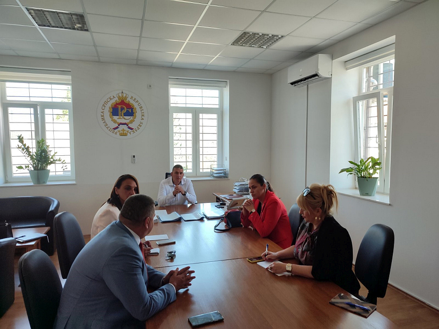 БАЊАЛУКА, 12. СЕПТЕМБРА /СРНА/ - Предсједник скупштинског Одбора за представке, приједлоге и друштвени надзор Загорка Граховац и члан Ања Љубојевић разговарале су са директором КПЗ-а Зораном Миладиновићем.