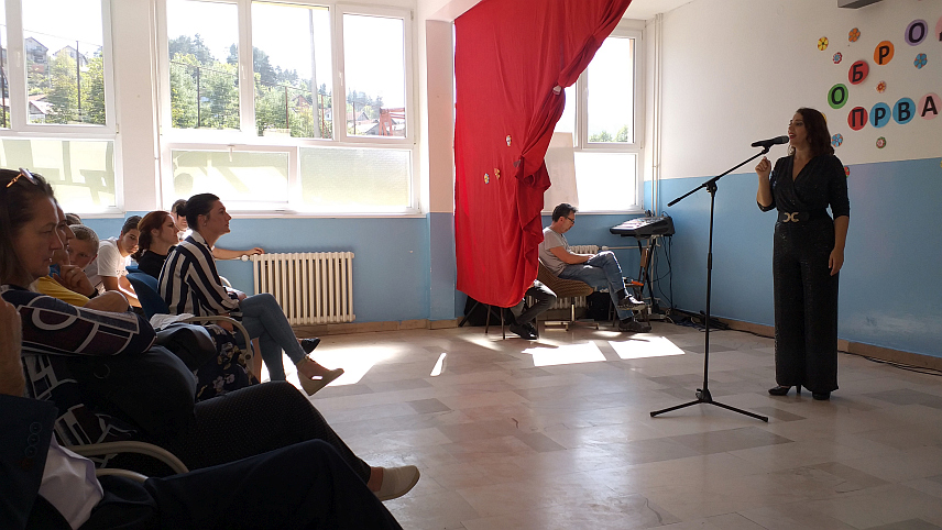 МИЛИЋИ, 12. СЕПTЕМБРА /СРНА/ - Позоришна глумица, писац и режисер Весна Станковић одиграла је кабаретску представу "Љубавни времеплов" у Основној школи /ОШ/ "Алекса Јакшић" у Милићима, гдје је ученике седмог и деветог разреда провела кроз љубавне животе српских књижевника и великих умова Лазе Костића, Алексе Шантића, Десанке Максимовић, Милутина Миланковића, Владислава Петковића Диса, Ђуре Јакшића...