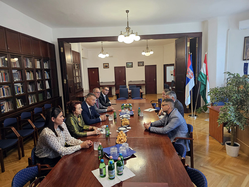 САРАЈЕВО, 12. СЕПТЕМБРА /СРНА/ - Министар одбране у Савјету министара Ненад Нешић изјавио је данас током посјете Мађарској, да је ова земља важан партнер БиХ на европском путу, увијек спремна да је разумије и подржи онакву каква је једина могућа - са јаком и снажном Републиком Српском.