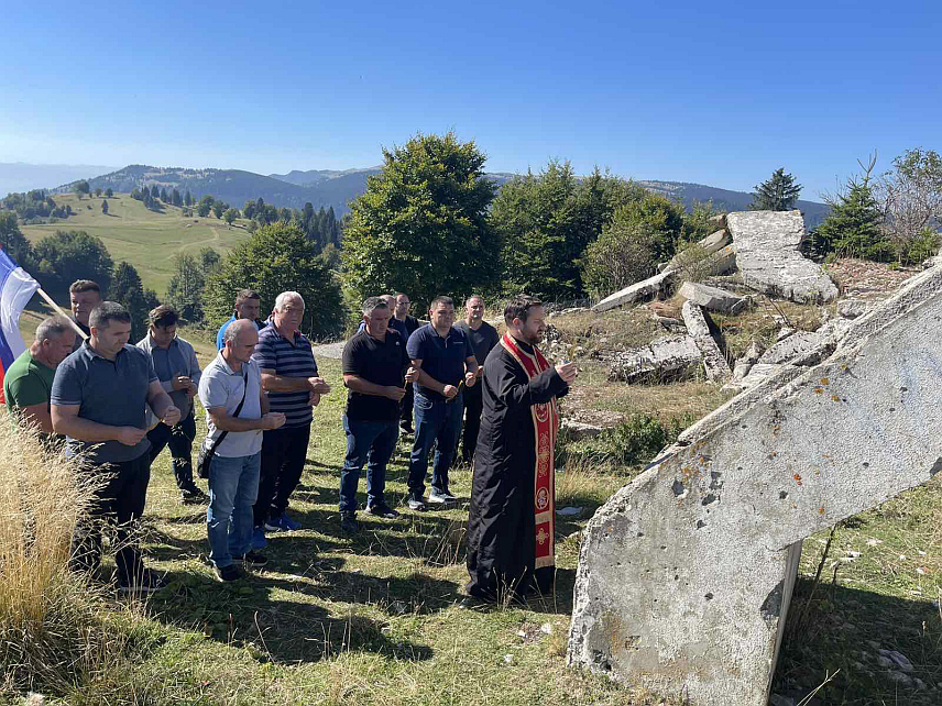 КОТОР ВАРОШ, 12. СЕПТЕМБРА /СРНА/ - На платоу Меокрње на Влашићу данас је служен парастос за 21 Србина, којег су у Одбрамбено-отаџбинском рату убили припадници муслиманских снага, те је поручено да њихово јунаштво не смије бити заборављено.