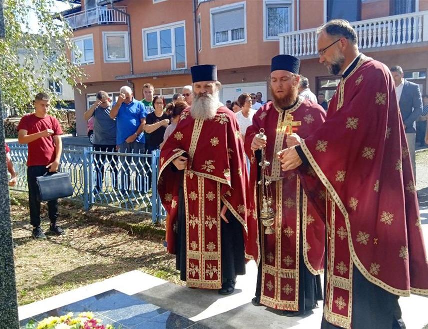 СРБАЦ, 12. СЕПТЕМБРА /СРНА/ - У Кобашу код Српца данас је служен парастос и положено цвијеће код спомен-обиљежја осморици погинулих бораца Војске Републике Српске /ВРС/ из овог мјеста православне и исламске вјероисповијести.