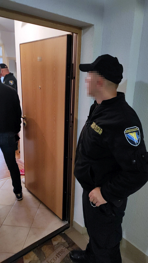 САРАЈЕВО, 12. СЕПТЕМБРА /СРНА/ - Припадници Граничне полиције БиХ данас су у оквиру акције кодног назива "Барбадос", ухапсили тројицу држављана БиХ осумњичених да су од маја до августа ове године учествовали у кријумчарењу или покушају кријумчарења више стотина миграната, првенствено из Сирије, Ирака, Ирана, Пакистана, Бангладеша и Авганистана.