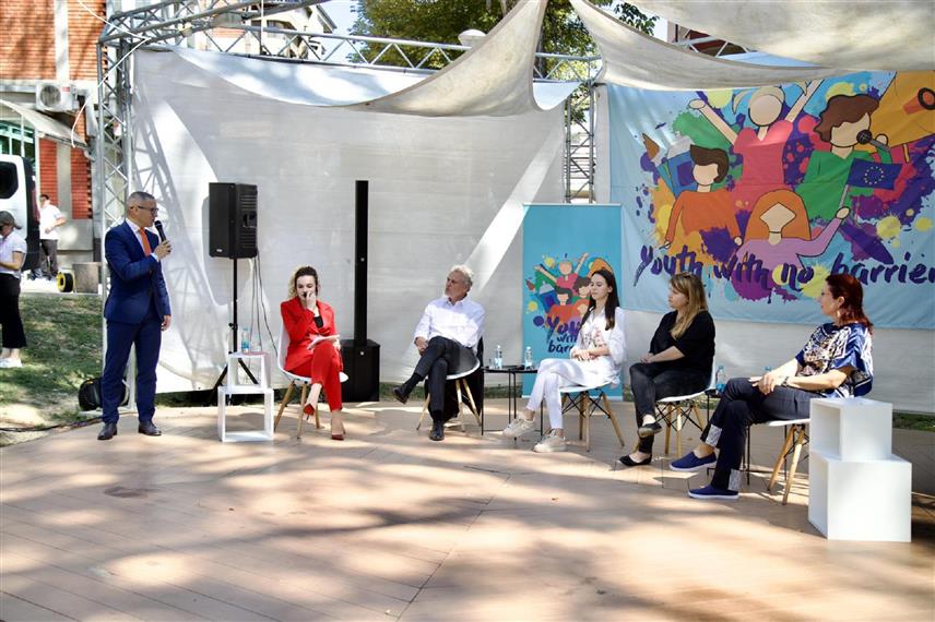 ПРЊАВОР, 12. СЕПТЕМБРА /СРНА/ - Шеф Делегације ЕУ у БиХ Јохан Сатлер рекао је данас у Прњавору да ова мисија покушава подстаћи активизам међу младима у БиХ како би се више ангажовали у својим локалним заједницама.