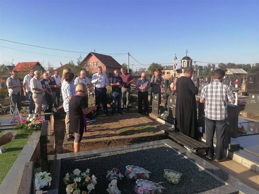 ШАМАЦ, 12. СЕПTЕМБАР /СРНА/ - На мјесном гробљу у Шкарићу код Шамца данас је служен парастос команданту Седмог батаљона Друге посавске бригаде Војске Републике Српске Милошу Богдановићу.