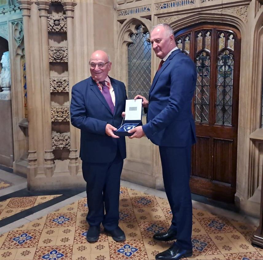 САРАЈЕВО, 12. СЕПТЕМБРА /СРНА/ - Министар одбране у Савјету министара Зукан Хелез разговарао је данас у Лондону са специјалним изаслаником британског премијера за западни Балкан Стјуартом Пичом.