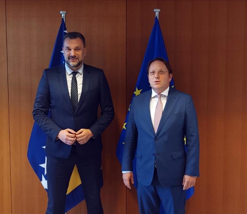 САРАЈЕВО, 12. СЕПTЕМБРА /СРНА/ - Европски комесар за сусједство и проширење Оливер Вархељи са министром иностраних послова у Савјету министара Елмедином Конаковићем у Стразбуру.