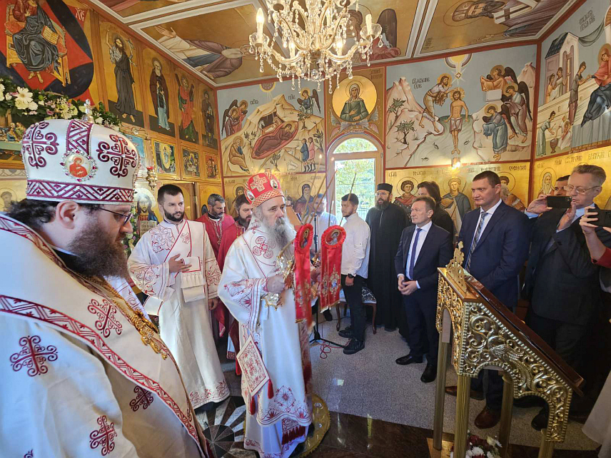 УГЉЕВИК, 6. СЕПТЕМБРА /СРНА/ - Православни вјерници јутрос су у манастиру Светог Александра Невског у Угљевику дочекали преосвећене епископе зворничко-тузланског Фотија и Константина из Руске православне цркве који је овом храму донио из Русије дио моштију светитеља.