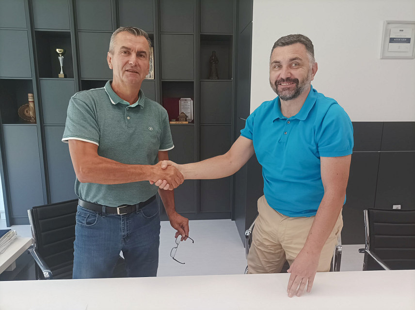 KОТОР ВАРОШ, 13. СЕПТЕМБРА /СРНА/ – Начелник општине Котор Варош Зденко Сакан и генерални менаџер предузећа "Електро Тим" из Бањалуке Зоран Киза потписали су данас уговор о реализацији пројекта „Модернизација јавне расвјете на подручју општине Котор Варош“.