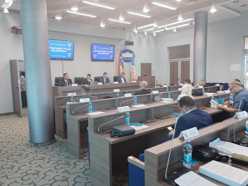 БИЈЕЉИНА, 13. СЕПТЕМБРА /СРНА/ - Скупштина града Бијељина усвојила је данас закључак о додјели градских признања која ће за 24 добитника бити уручена на свечаној сједници поводом Дана града 24. септембра.