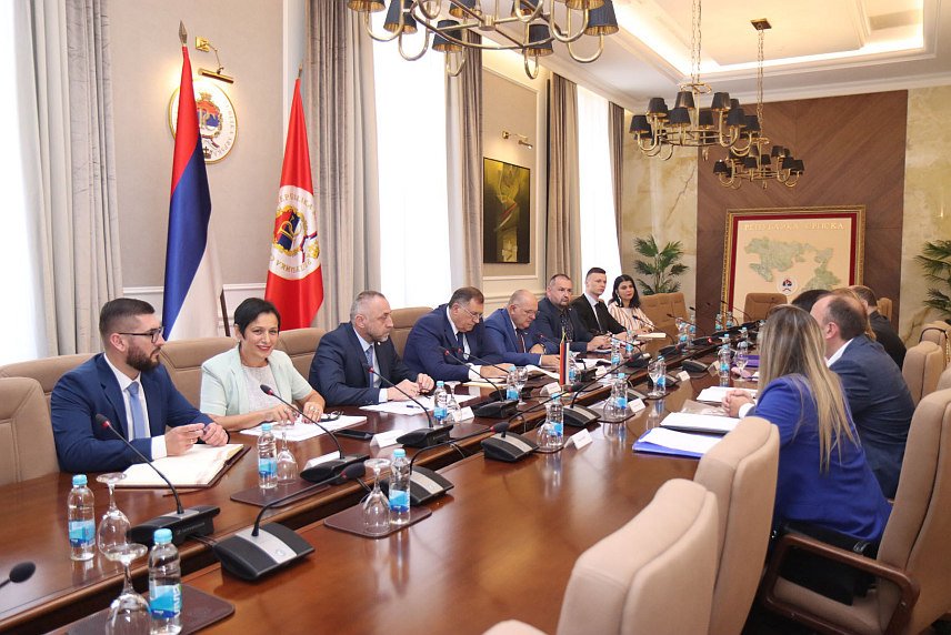 БАЊАЛУКА, 13. СЕПТЕМБРА /СРНА/ - Предсједник Републике Српске Милорад Додик на састанку са руководством Републичке организације породица заробљених и погинулих бораца и несталих цивила.