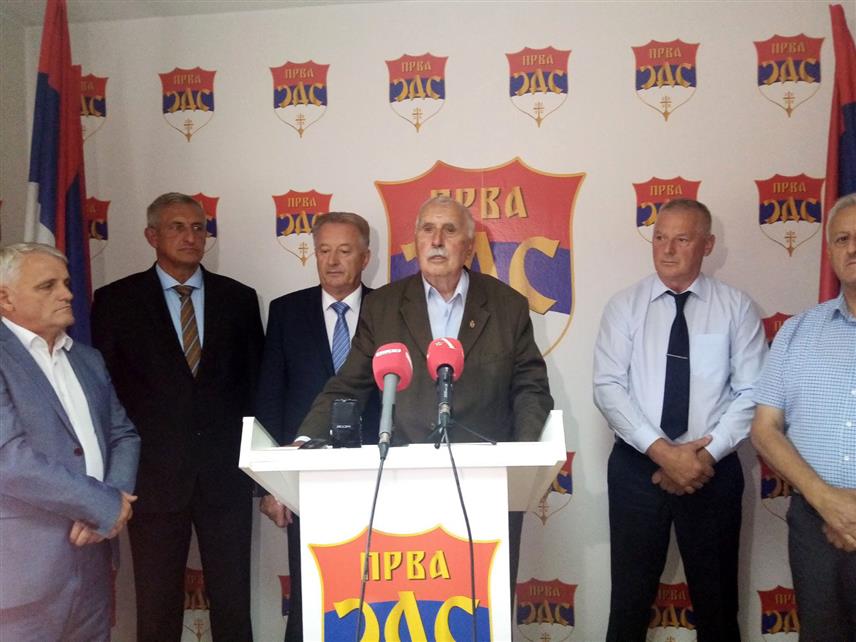 БАЊАЛУКА, 13. СЕПТЕМБРА /СРНА/ - Почасни предсједник Прве СДС Божидар Вучуревић , предсједник Прве СДС Рајко Паповић, члан Предсједништва Прве СДС и мајор Радосав Бањанин, генерални секретар Прве СДС Горан Савић и предсједник бањалучког Градског одбора Прве СДС и пуковник Рајко Кнежевић на конференцији за новинаре у Бањалуци.