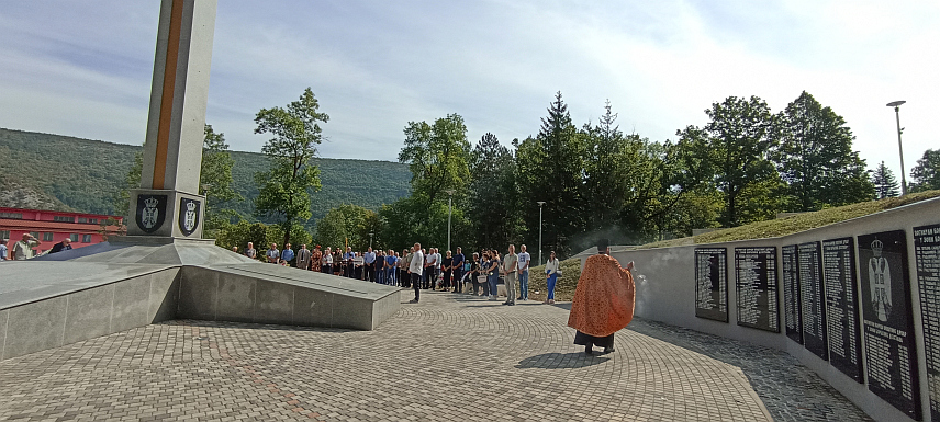 ДРВАР, 13.СЕПТЕМБРА /СРНА/ - У Дрвару служен парастос и положени вијенци код споменика за све страдале у одбрамбено-отаџбинском рату поводом обиљежавања 28 година од прогона цјелокупног српског становништва из ове општине у нападу Хрватске војске и тзв. Армије БиХ. 