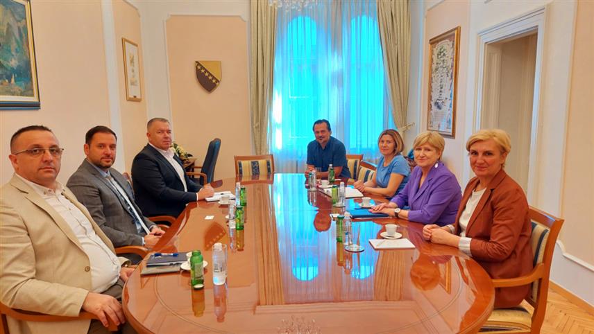 САРАЈЕВО, 13. СЕПТЕМБРА /СРНА/ - Предсједник Уставног суда БиХ Валерија Галић и директор Агенције за идентификационе документе, евиденцију и размјену података БиХ Алмир Бадњевић разговрали су у Сарајеву. 