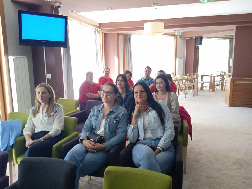 ЈАХОРИНА, 13. СЕПТЕМБРА /СРНА/ - На Јахорини је прву фазу социјалне рехабилитације, односно предзапошљавање прошло осам лица са Дауновим синдромом, а услиједиће завршни дио - њихово радно оспособљавање, изјавио је Срни директор Даун синдром центра из Бањалуке Зоран Јелић.