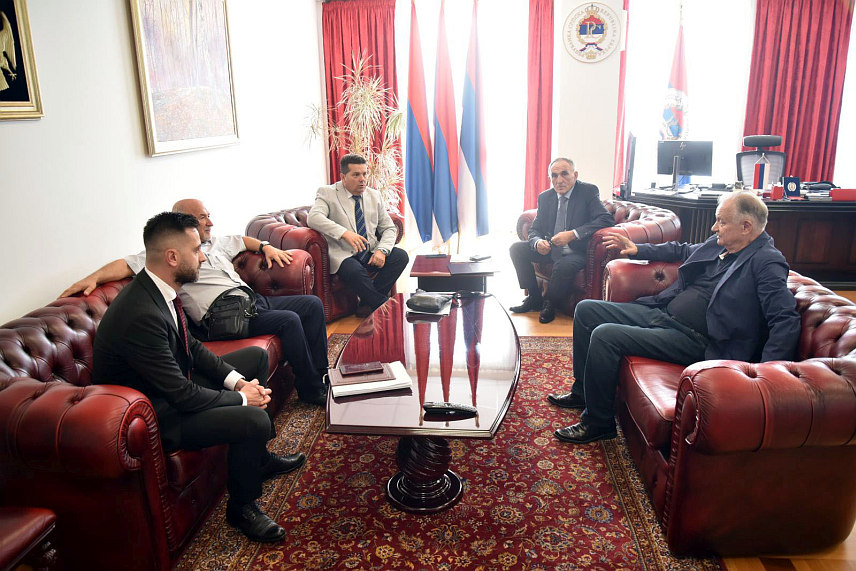 БАЊАЛУКА, 13. СЕПТЕМБРА /СРНА/ - Предсједник Народне скупштине Републике Српске Ненад Стевандић на састанку у Бањалуци са представницима Асоцијације "Ствараоци Републике Српске".