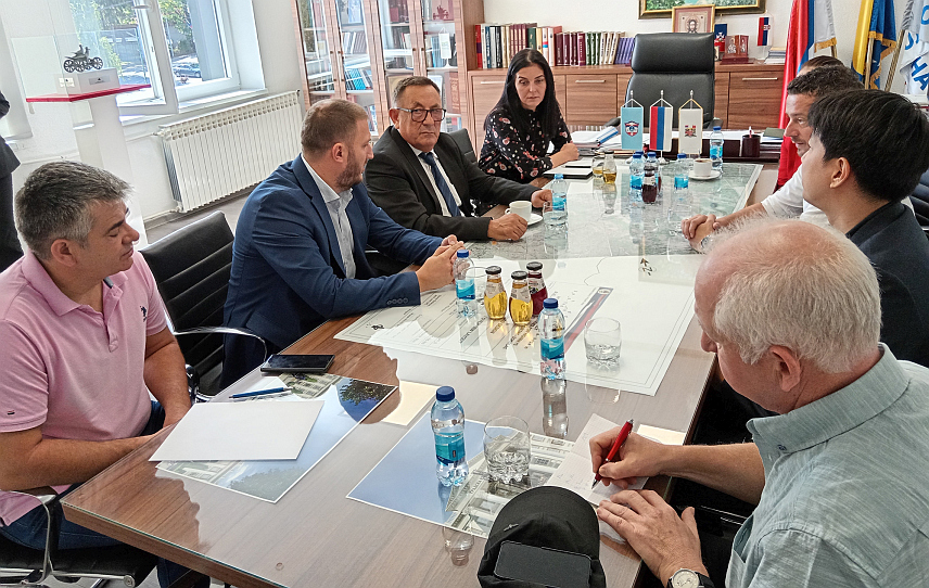 СОКОЛАЦ, 13. СЕПTЕМБРА /СРНА/ - Начелник општине Соколац Милован Бјелица данас је у разговору са представницима Свјетске банке и Министарства урбанизма, просторног уређења и екологије Републике Српске изразио задовољство завршеним пројектима енергетске ефикасности зграде општине и дјечијег вртића.