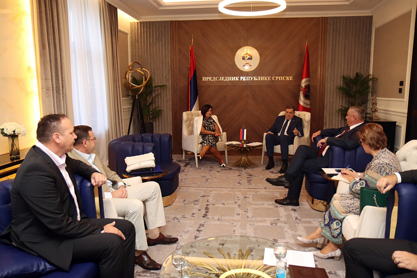 БАЊАЛУКА, 13. СЕПТЕМБРА /СРНА/ - Предсједник Републике Српске Милорад Додик на састанку са делегацијом Савеза синдиката Републике Српске коју је предводила предсједник Ранка Мишић.Састанку су присуствовали предсједник Владе Републике Српске Радован Вишковић и министaр финансија Српске Зорa Видовић.