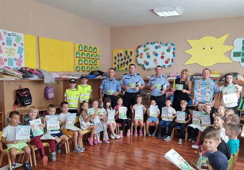 ЗВОРНИК, 13. СЕПТЕМБРА /СРНА/ - Представници зворничке Полицијске управе и Ауто-мото друштва "Семафор" данас су дјеци у основним школама "Свети Сава" и "Петар Кочић" у Зворнику одржали превентивно, едукативно предавање о заштити дјеце у саобраћају.