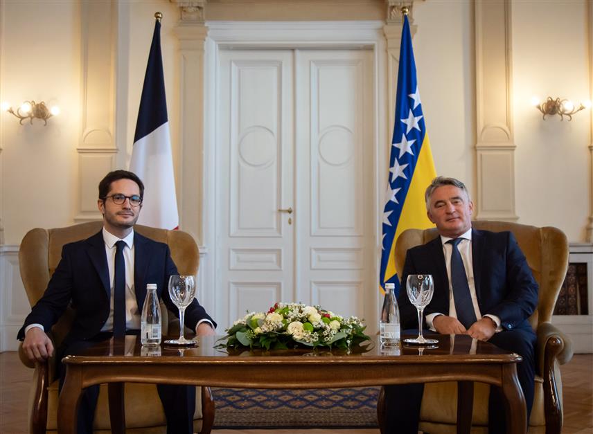 САРАЈЕВО, 13. СЕПТЕМБРА /СРНА/ - Предсједавајући Предсједништва БиХ Жељко Комшић примио је акредитивно писмо новоименованог амбасадора Француске у БиХ Франсое Делмаса, те захвалио за подршку те земље европској перспективи БиХ и чињеници да је Француска опредијељена за даљу помоћ БиХ у свим областима, посебно када су у питању евроатлантске интеграције.