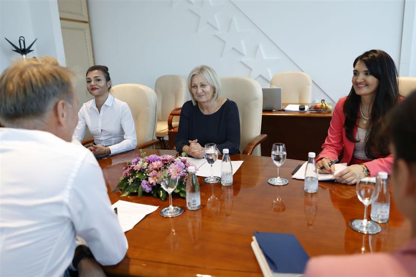 САРАЈЕВО, 13. СЕПТЕМБРА /СРНА/ - Предсједавајућа Савјета министара Борјана Кришто разговарала је данас у Сарајеву са амбасадором Норвешке у БиХ Олавом Реинертсеном.