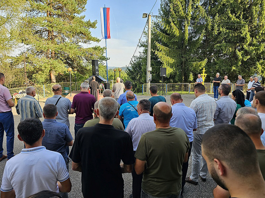 УГЉЕВИК, 13. СЕПTЕМБРА /СРНА/ - У Мезграји код Угљевика данас је обиљежено 29 година од страдања пет бораца Војске Републике Српске током одбране овог села у Одбрамбено-отаџбинском рату и четири цивила које су мучки убиле муслиманске снаге из Tеочака.