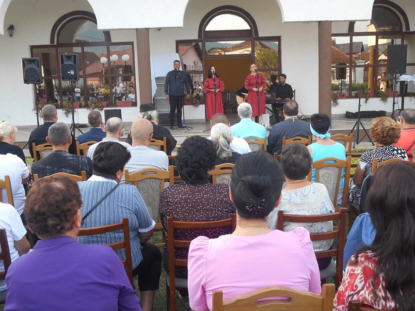 БРАТУНАЦ, 13. СЕПТЕМБРА /СРНА/ - Светосавска омладинска заједница из Братунца прославила је данас у Цркви Успења Пресвете Богородице крсну славу - Свете новомученике Јасеновачке, а након славског обреда почеле су традиционалне "Братуначке духовне вечери".