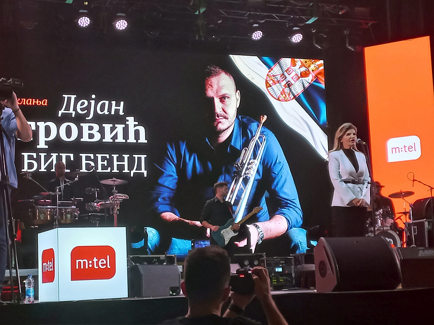 БАЊАЛУКА, 13. СЕПTЕМБРА /СРНА/ - Генерални директор компаније "М:тел" Јелена Триван честитала је Дан српског јединства, те истакла значај овог празника, нагласивши да никада више Дрина не буде граница.