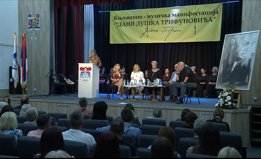 ПАЛЕ, 13. СЕПТЕМБРА /СРНА/ - Књига Бранка Перића "Твој нас уздиже стих" о Душку Трифуновићу и његовом пјесничком опусу, представљена је вечерас на Палама, на пјесников рођендан, у оквиру манифестације "Дани Душка Трифуновића".