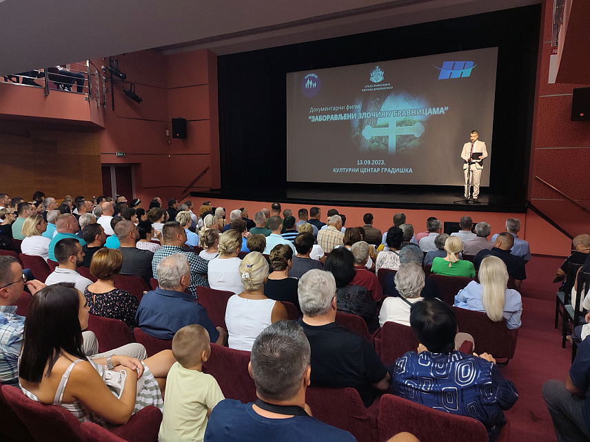 ГРАДИШКА, 13. СЕПТЕМБРА /СРНА/ - Документарни филм "Заборављени злочин у Бравницама" о злочину Хрватске војске над више од 80 српских цивила из Доњег Вакуфа/Србобрана, вечерас је премијерно приказан у Културном центру Градишка.