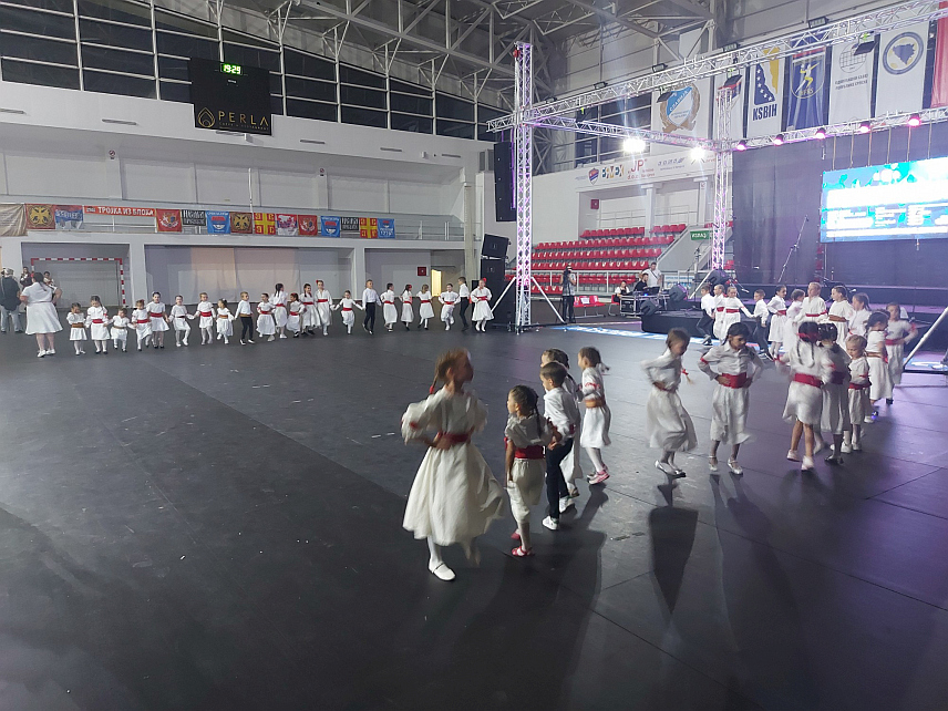 ИСТОЧНО САРАЈЕВО, 13. СЕПТЕМБРА /СРНА/ - Хуманитарна организација "Срби за Србе" организовала је вечерас у Источном Сарајеву велики хуманитарни концерт, чији је приход од продаје улазница намијењен за помоћ српским породицама са више дјеце на Косову и Метохији.