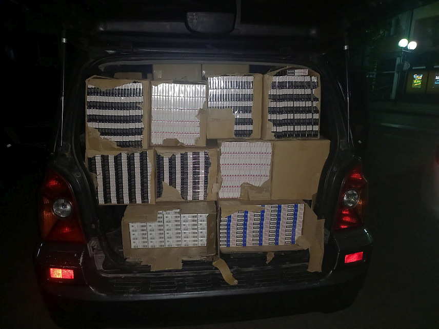 ПОДГОРИЦА, 13. СЕПТЕМБРА /СРНА/ - Против лица из Рожаја чији су иницијали Е.К. поднесена је кривична пријава јер су код њега пронађена 32 пакета цигарета у вриједности од 32.000 евра.