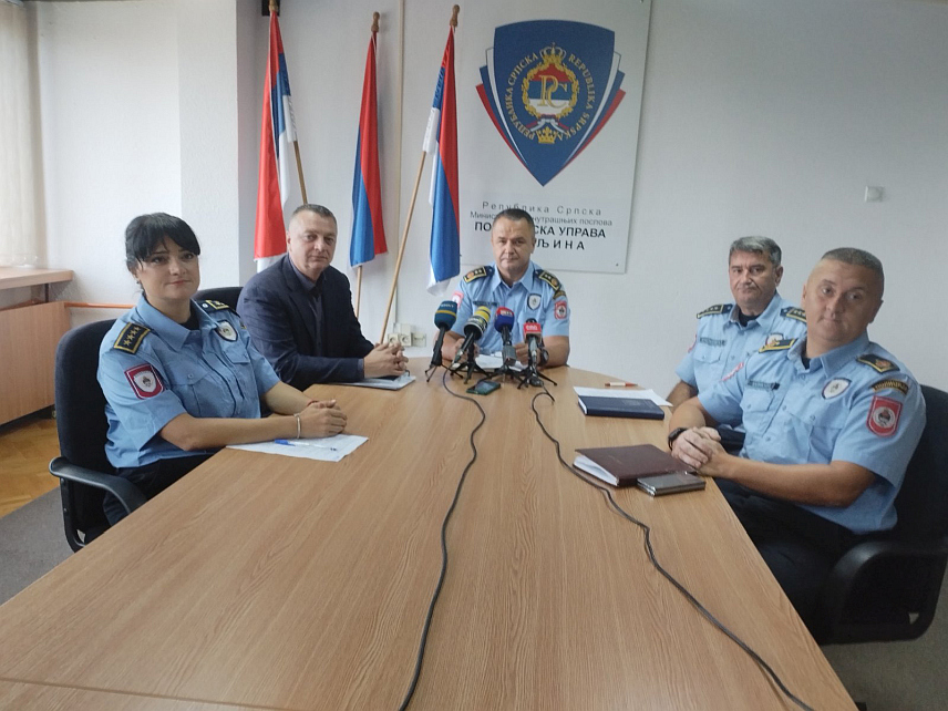 БИЈЕЉИНА, 14. СЕПТЕМБРА /СРНА/ - Начелник Полицијске управе Бијељина Стјепан Терзић са новинарима на прес конференцији.  