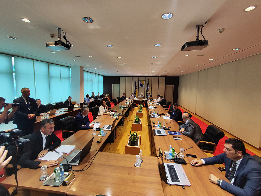 	САРАЈЕВО, 14. СЕПТЕМБРА /СРНА/ - У Сарајеву је почела сједница Савјета министара на чијем дневном реду је Нацрт закона о судовима БиХ.